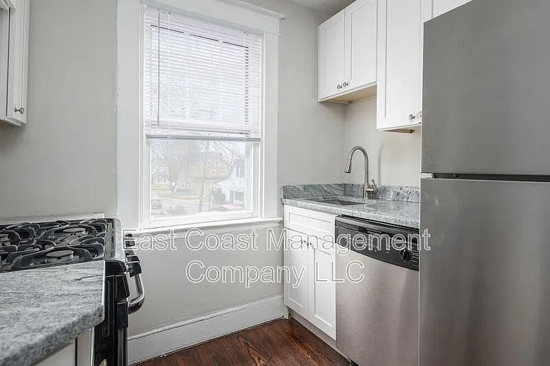 2 bed, 1.0 bath, $1,325 — Photo 2