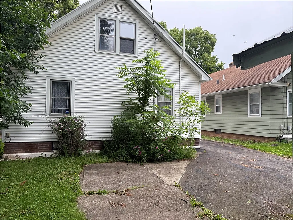 5 bed, 2.0 bath, 1716 sqft, $3,350 — Photo 2