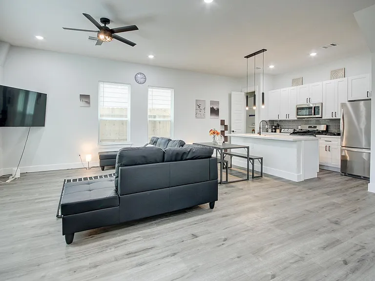 9305 Tower St — Photo 2