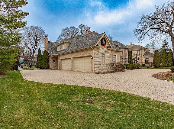 3rd image of 902 Burr Oak Ct