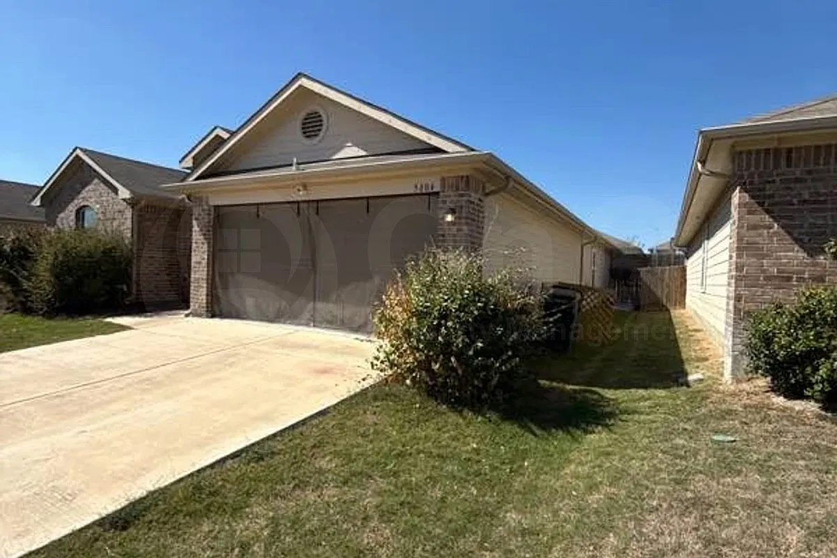 4 bed, 2.0 bath, 2047 sqft, $3,000 — Photo 2