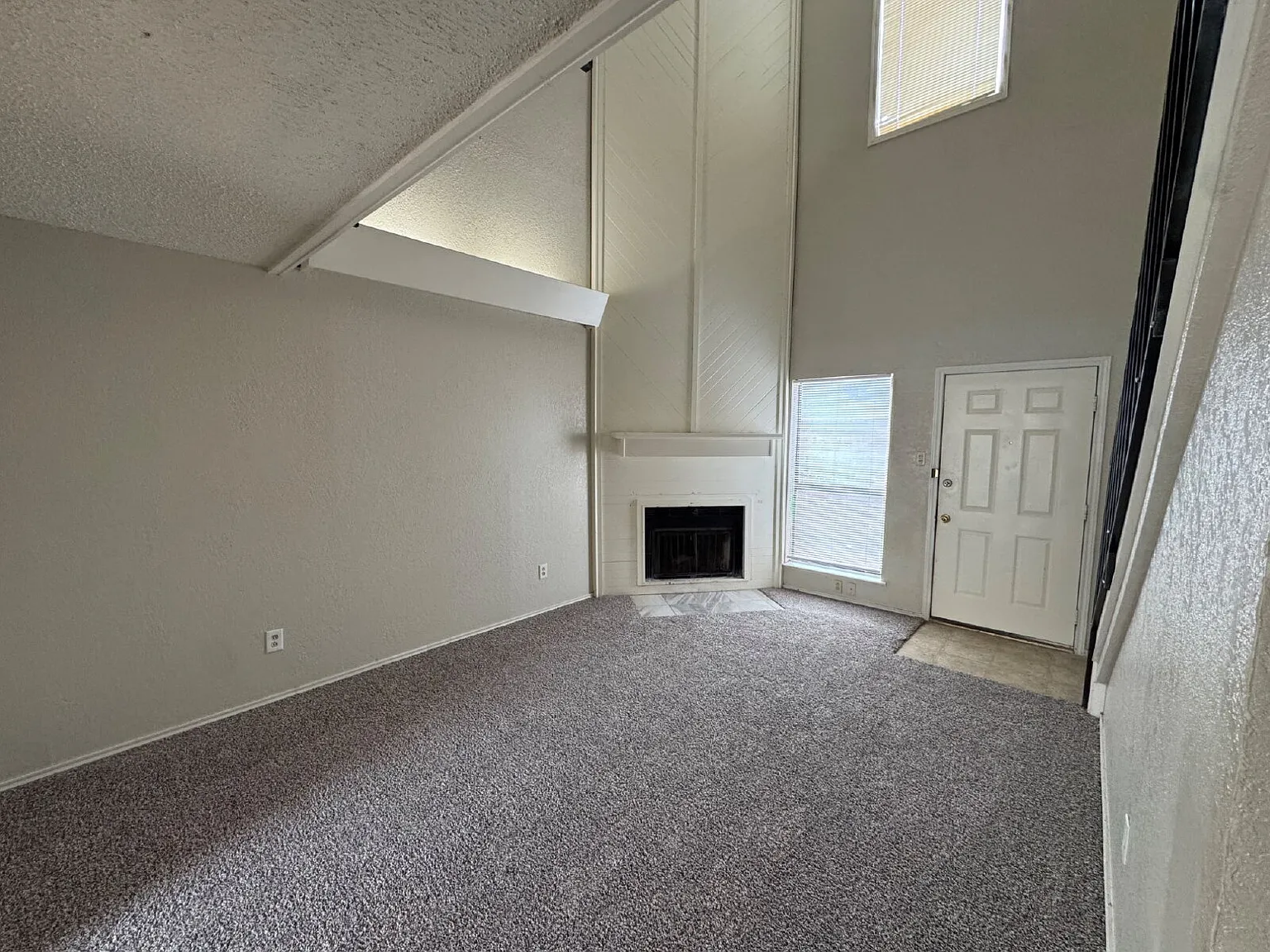 2 bed, 1.5 bath, 1636 sqft, $1,100 — Photo 2