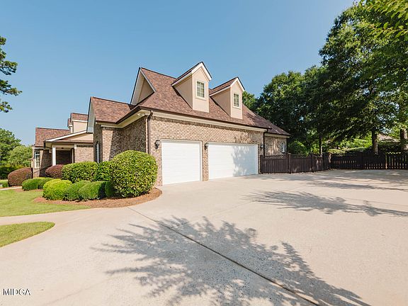 3rd image of 711 Latrobe Way
