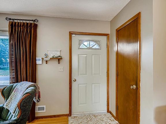 5th image of 14640 Delft Ave W