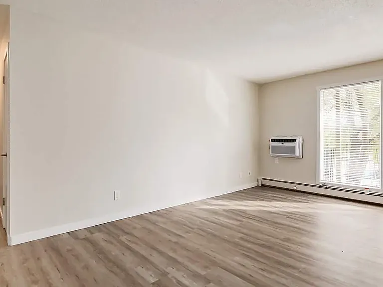 510 Robert St E — Photo 7