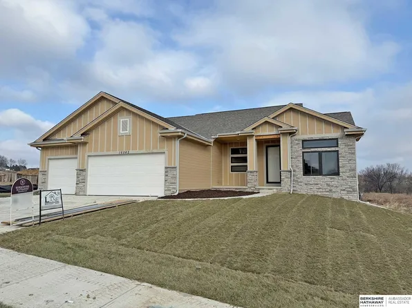 16542 Wirt St, Omaha, NE 68116