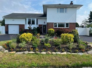 249 Burlington Ave, Deer Park, NY 11729