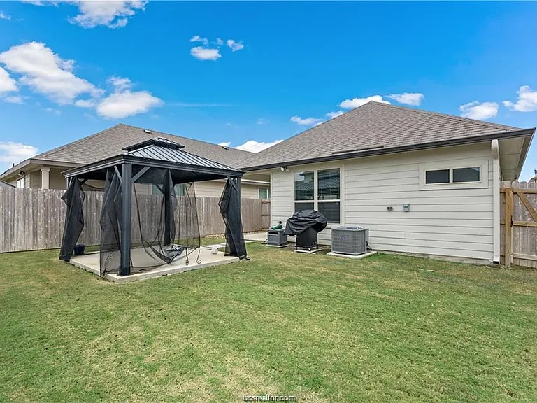 827 Mineral Wells Ln — Photo 22