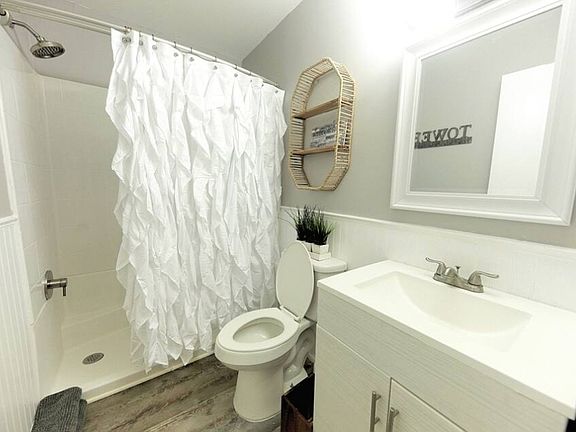 4th image of 33 Battery Walk Ct #B