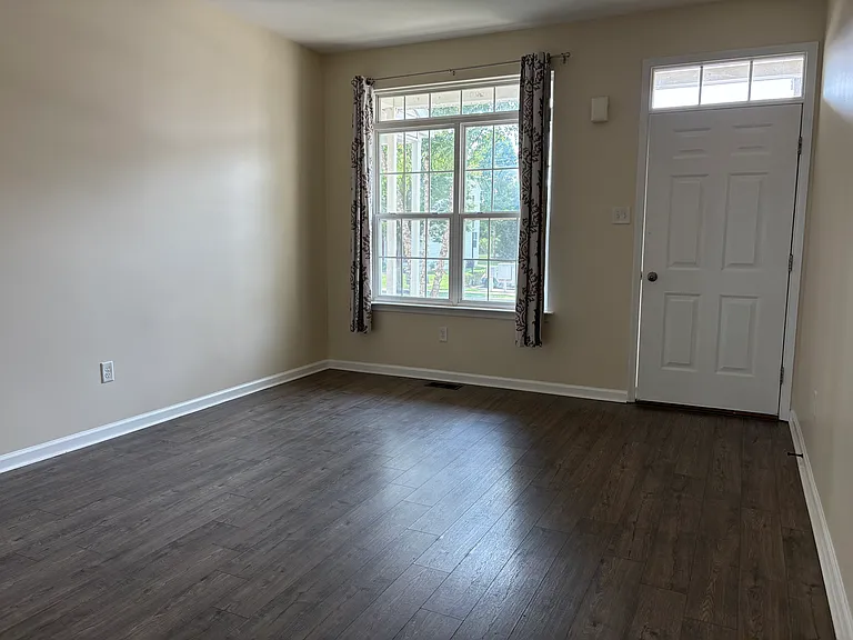 948 King Way — Photo 2