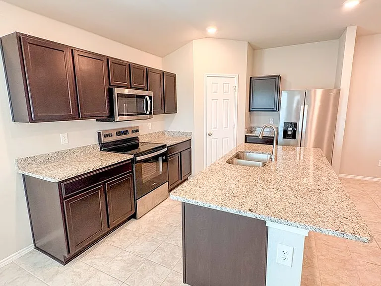 6401 Coneflower Dr — Photo 4