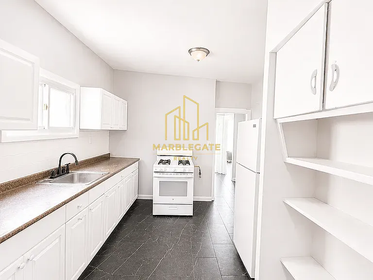 381 Leslie St #1E — Photo 3