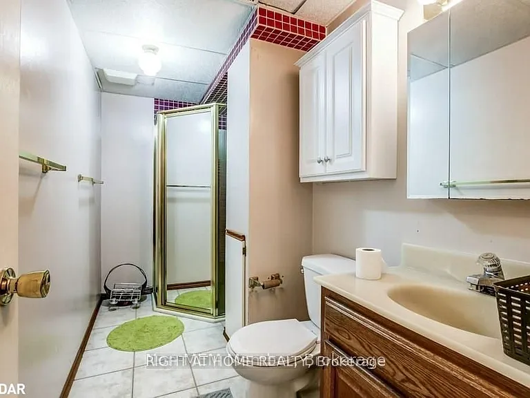 369 Hickling Trl #LOWER — Photo 4