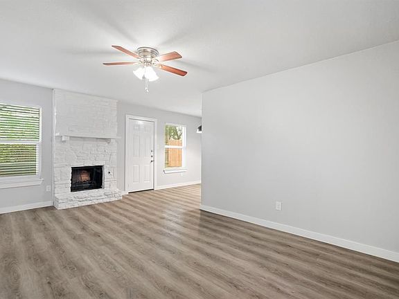 4th image of 2400 Burleson Ct #B
