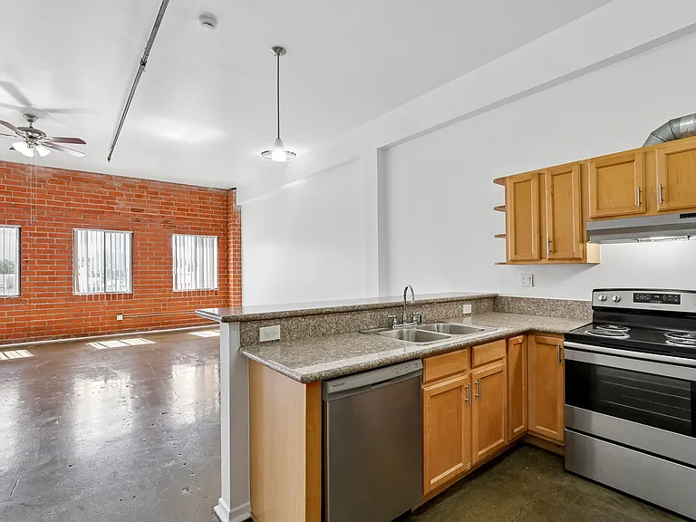 1725 W. 6th St — Photo 10