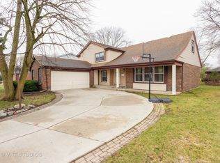 912 N Fairway Ct, Palatine, IL 60067