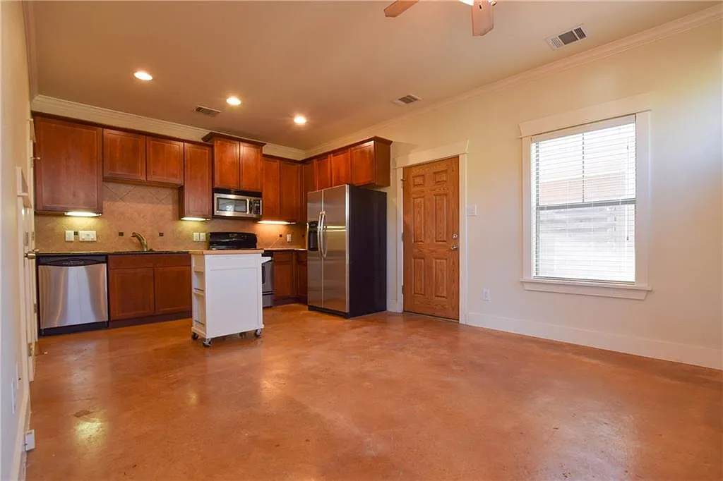 3 bed, 1.5 bath, 1100 sqft, $2,125 — Photo 1