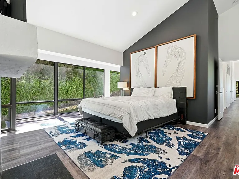 2350 Benedict Canyon Dr — Photo 17