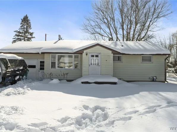 6502 Colonial Dr, Lockport, NY 14094