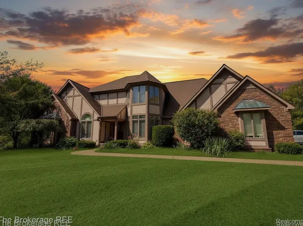 12088 Pinebrook Ln, South Lyon, MI 48178