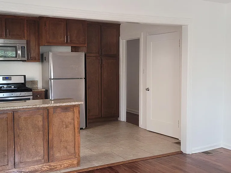 2102 S Palm Grove Ave — Photo 4