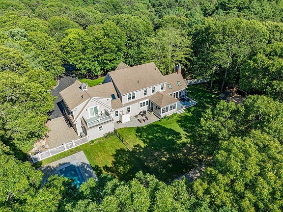 3rd image of 239 Oxford Drive