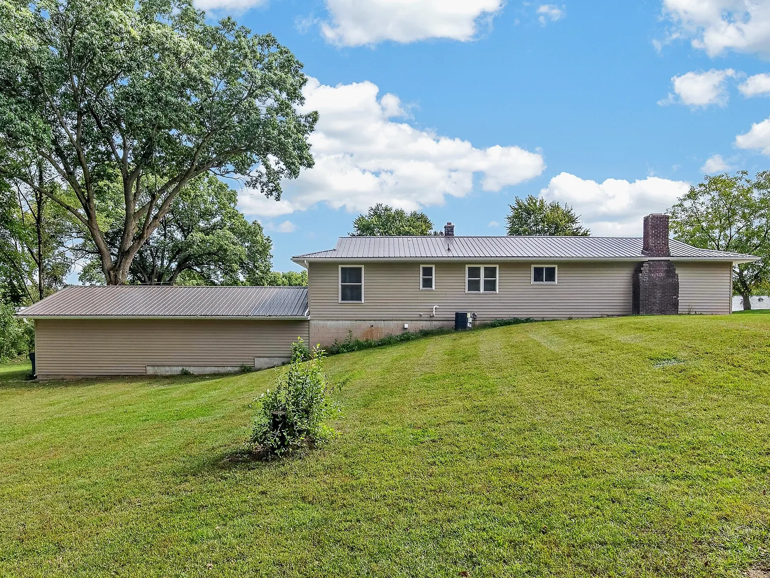 3 bed, 1360 sqft, $1,800 — Photo 2