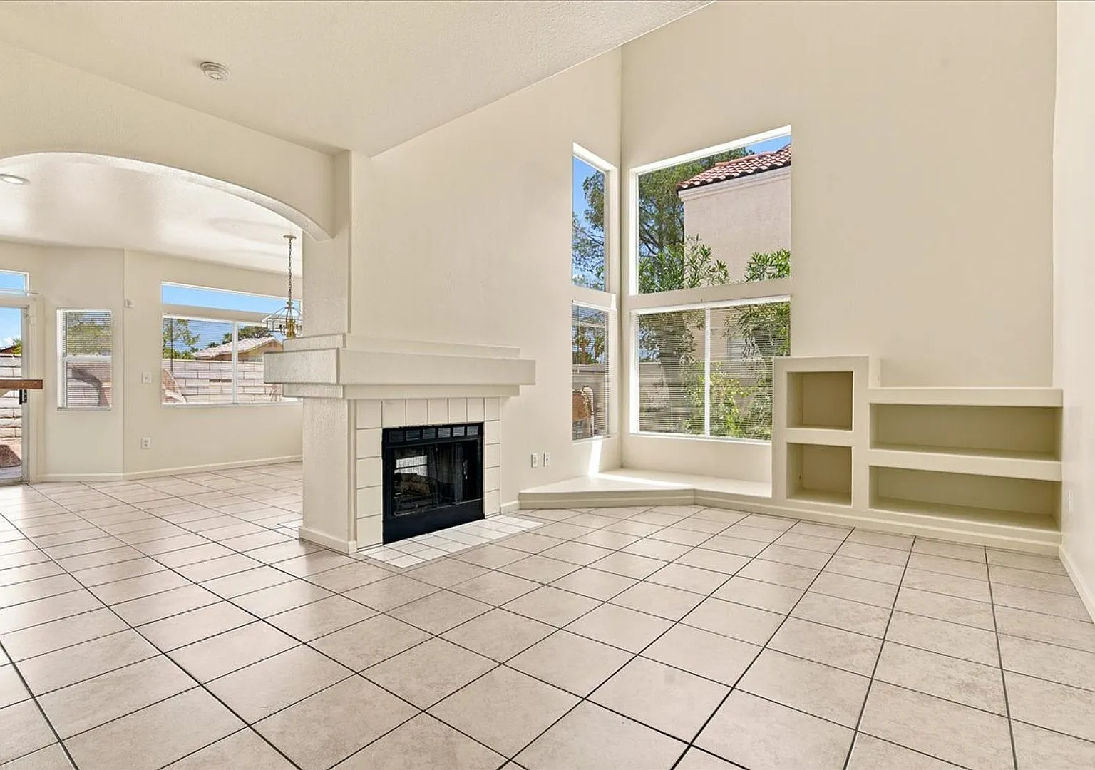 Bright & Spacious 4Bd Home with Vaulted Ceilings & Outdoor Kitchen — Photo 4