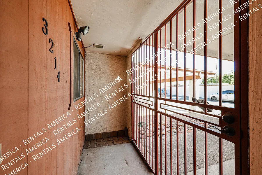 $300 Amazon Gift Card if you move in by 11/20/26 3/2 Bath Tempe Condo — Photo 2