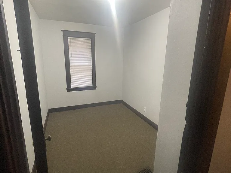 228 W Delavan Ave #LOWER FLOOR — Photo 9