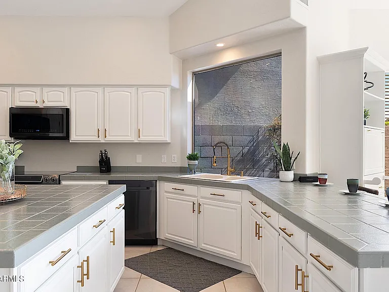 1125 E Irma Ln — Photo 18