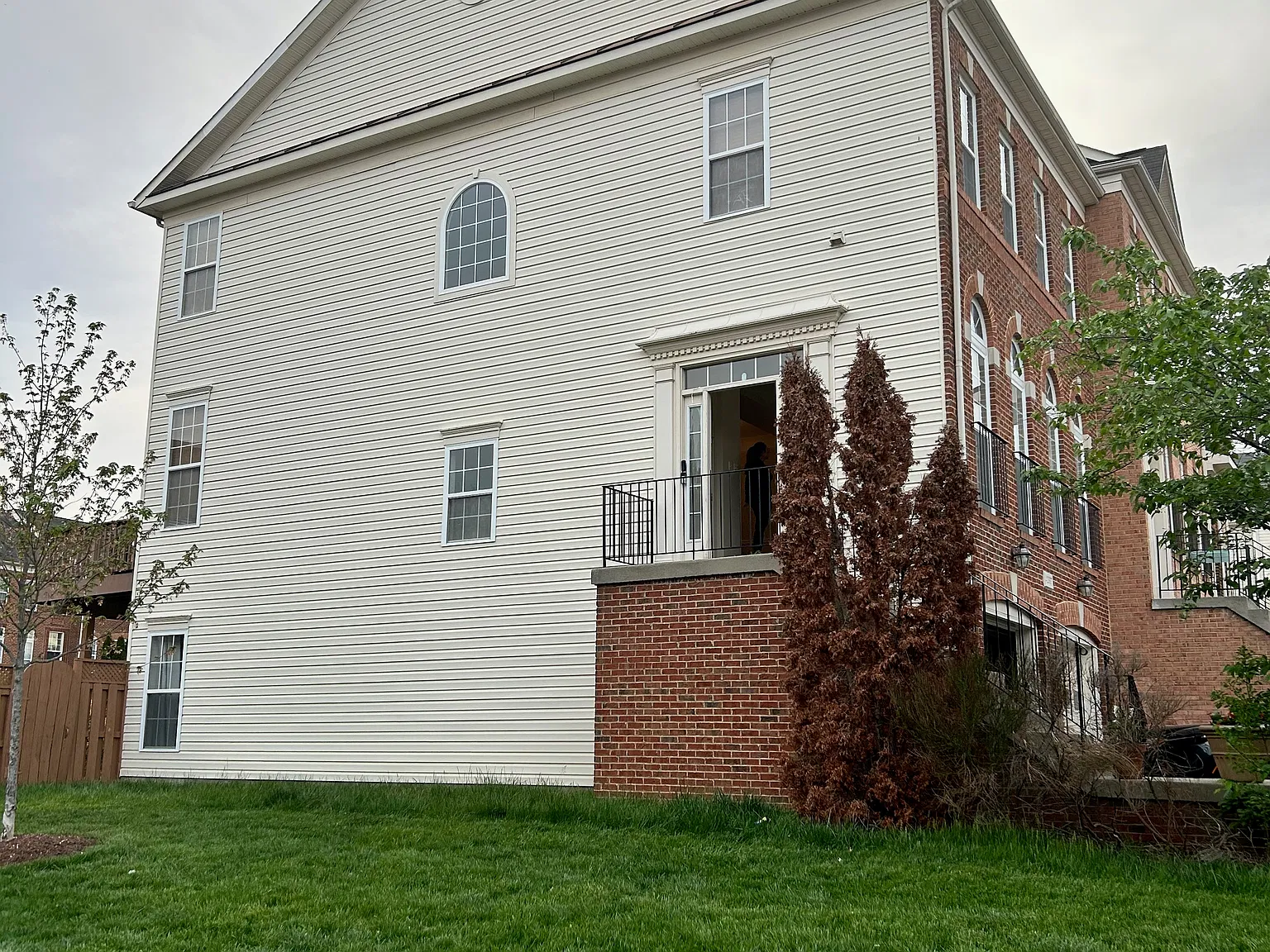 3 bed, 2460 sqft, $3,500 — Photo 2