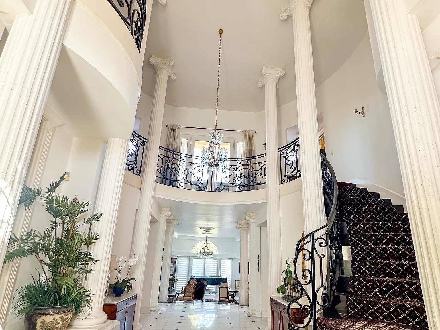4 bed, 4.5 bath, 4500 sqft, $13,950 — Photo 2