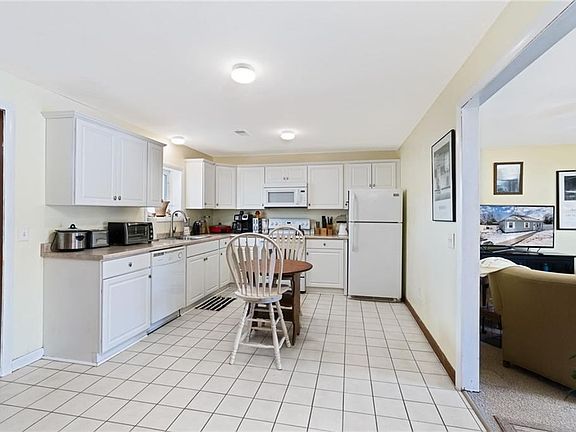 586 Old Main Bright spacious kitchen