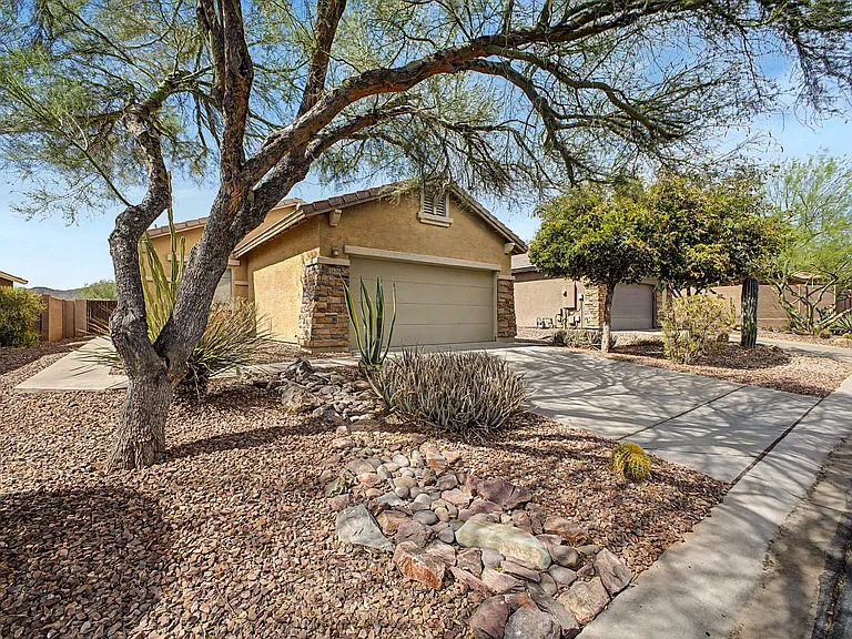 1676 W Morse Dr — Photo 3