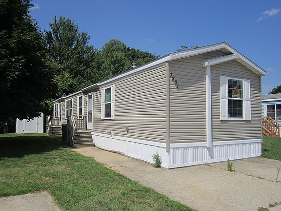 3rd image of 1135 W Superior St #39