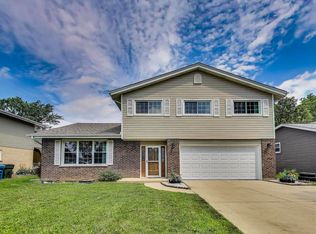 1912 E Camp McDonald Rd, Mount Prospect, IL 60056