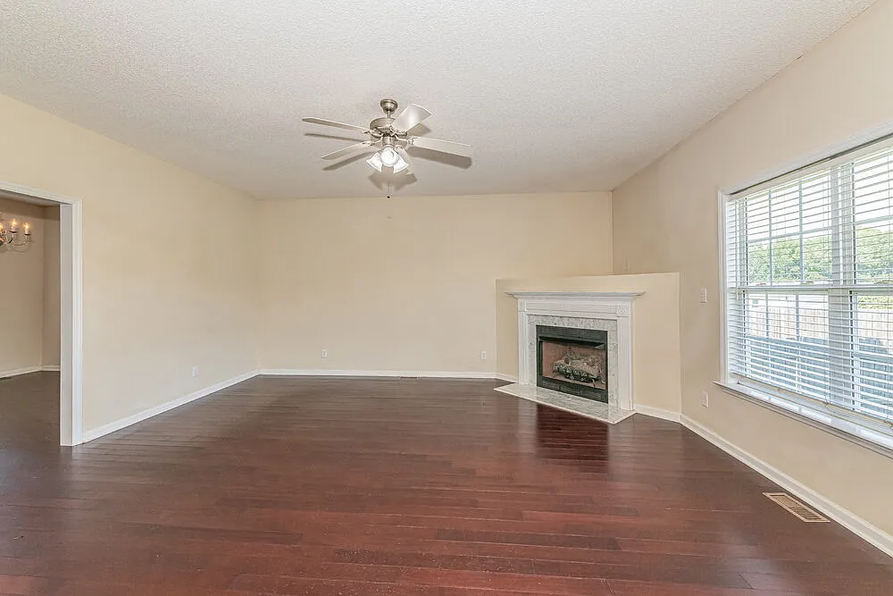 4 bed, 2.5 bath, 2227 sqft, $2,260 — Photo 4