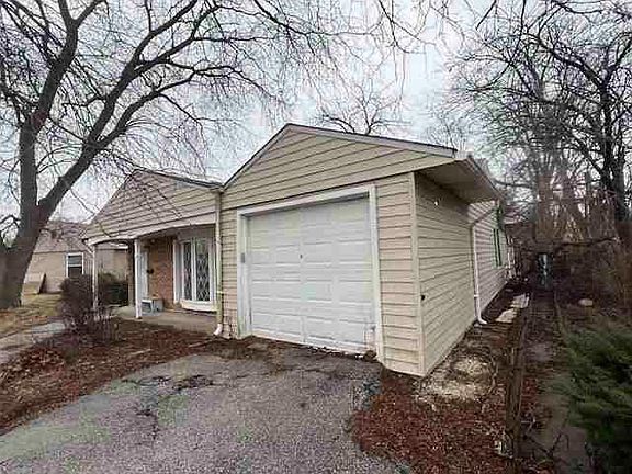2nd image of 365 Indianwood Blvd