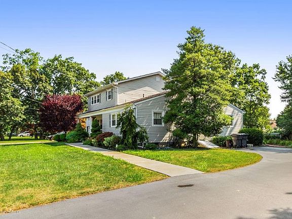 3rd image of 741 Vaughn Ave