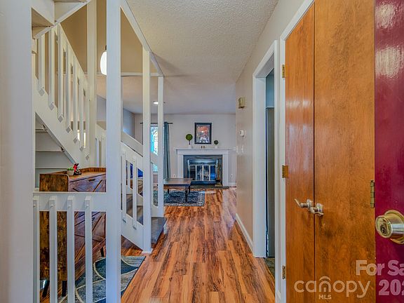 4th image of 43 Hollybrook Dr