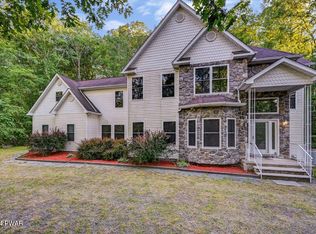 122 Corral Ln, Lords Valley, PA 18428