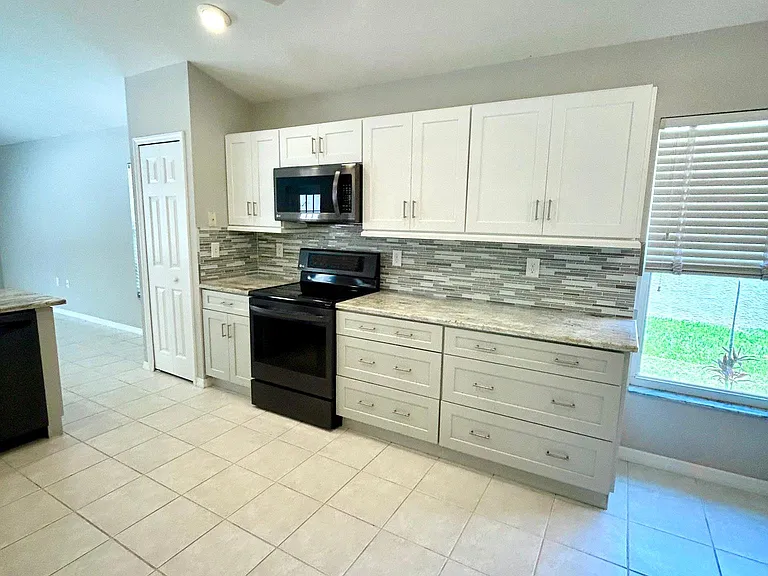 6818 Winslow St — Photo 4