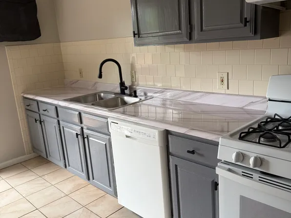 15 Burns St #2, Providence, RI 02904