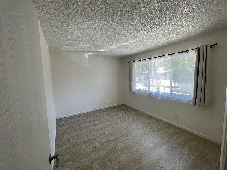 Larger of 2 bedrooms
