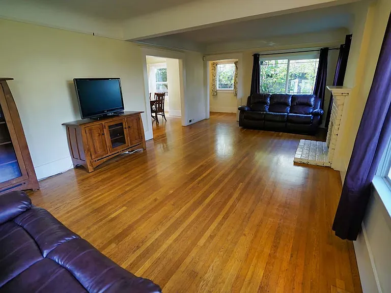 2836 Derby St — Photo 3