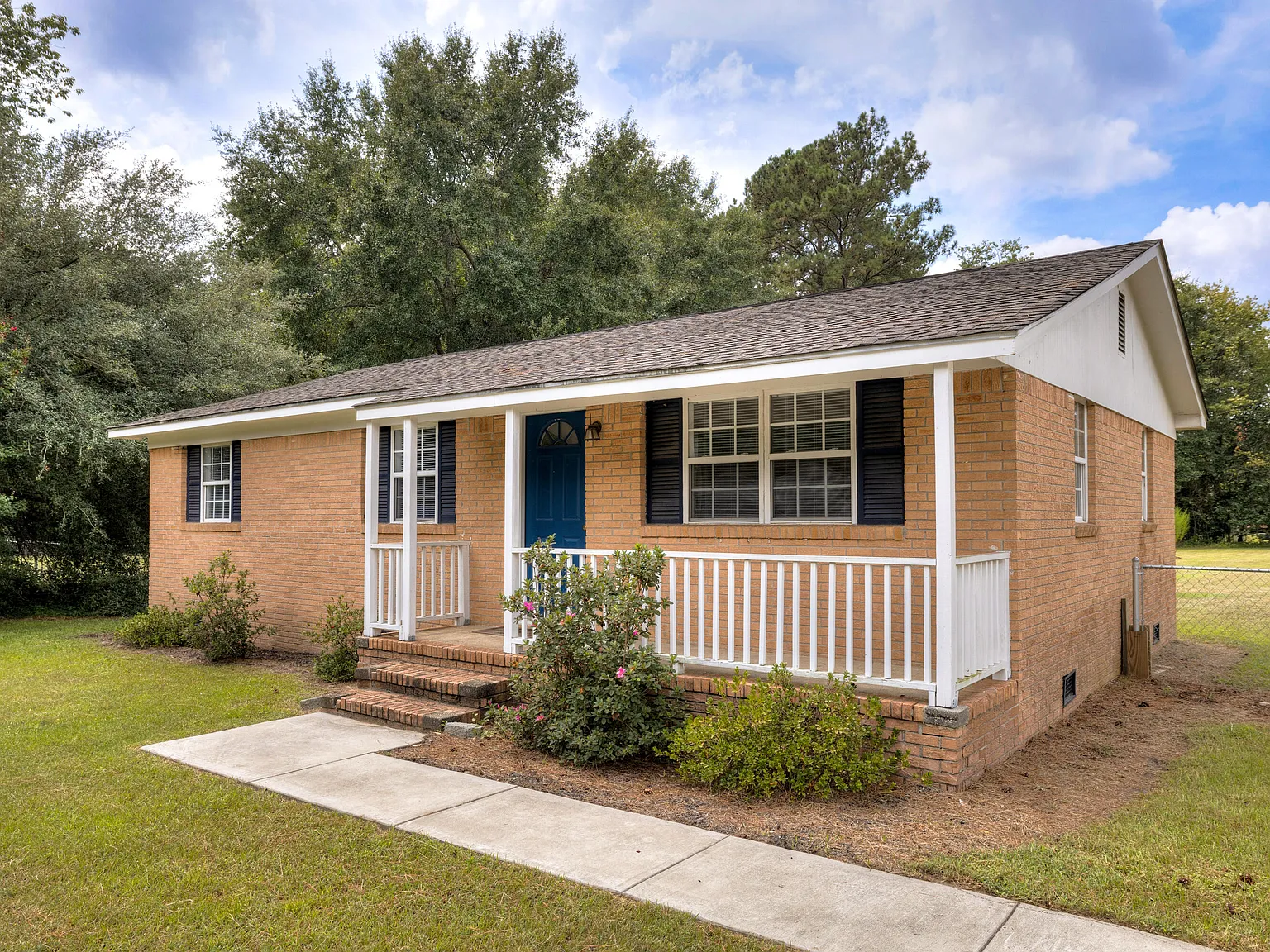 3 bed, 1.0 bath, 1018 sqft, $1,200 — Photo 3