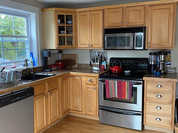Has new appliances and lights since this ohoto