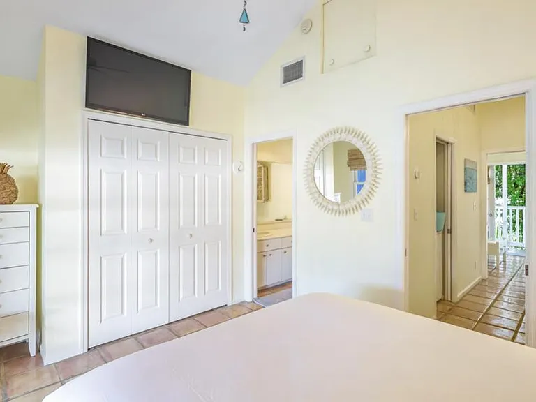Bedroom 2- Queen bed