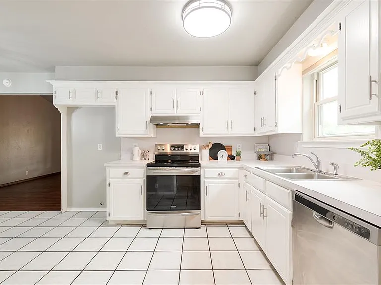320 Elwood Dr — Photo 13